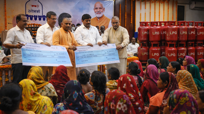 प्रयागराज में उज्ज्वला लाभार्थियों को मुफ्त सिलेंडर रिफिल सब्सिडी, विकास भवन में कार्यक्रम आयोजित